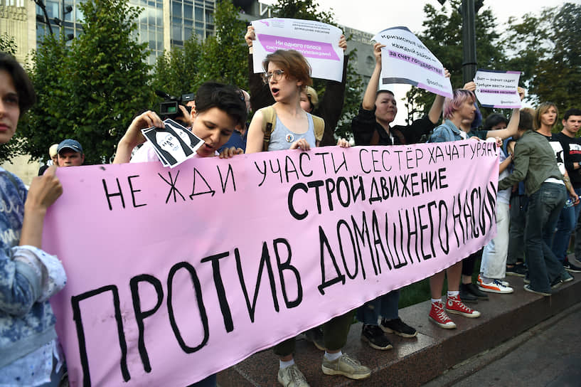 В колонне с протестующими находились участники марша в поддержку сестер Хачатурян. Они скандировали «Нужен закон о домашнем насилии!», «Свободу сестрам Хачатурян!», «Свободу политзаключенным!» и «Бьет значит сядет!»