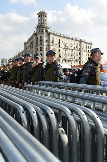 Также на Пушкинской площади в разных точках стояли активисты с одиночными пикетами. Оцепление через какое-то время сняли