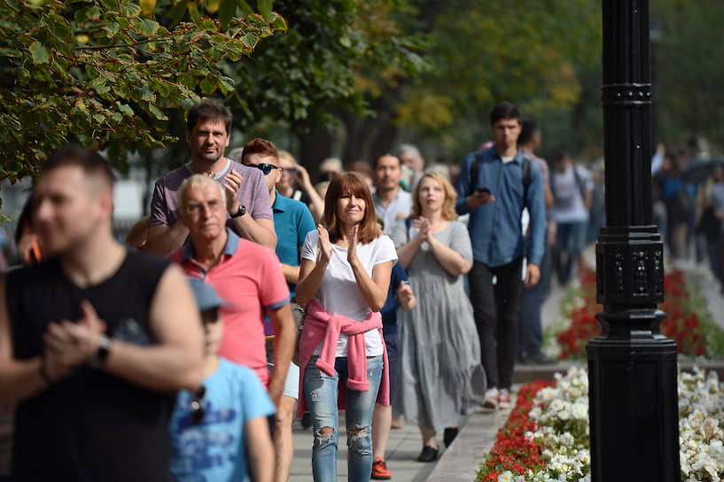 В 14:30 началось шествие. Количество протестующих, по оценке корреспондента “Ъ”, увеличилось до тысячи человек