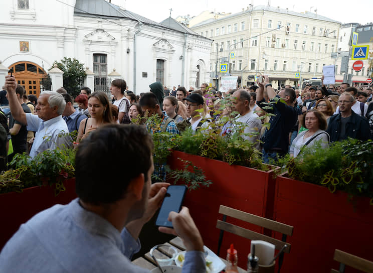Колонна протестующих дошла до памятника Высоцкому