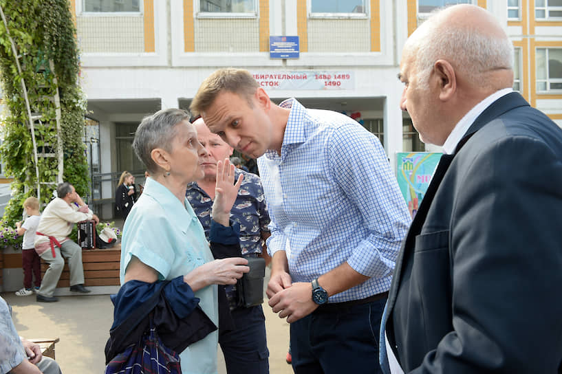 Основатель Фонда борьбы с коррупцией Алексей Навальный (в центре) после голосования на избирательном участке в школе №1043 