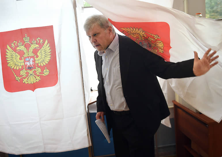 Кандидат в депутаты Мосгордумы Сергей Митрохин проголосовал на избирательном участке №173 в Москве 