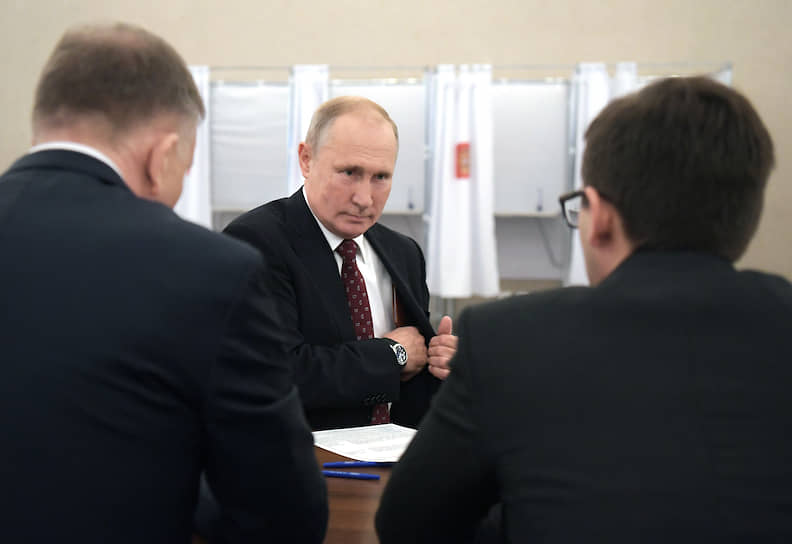 Президент России Владимир Путин проголосовал на избирательном участке №2151 в здании Российской академии наук 