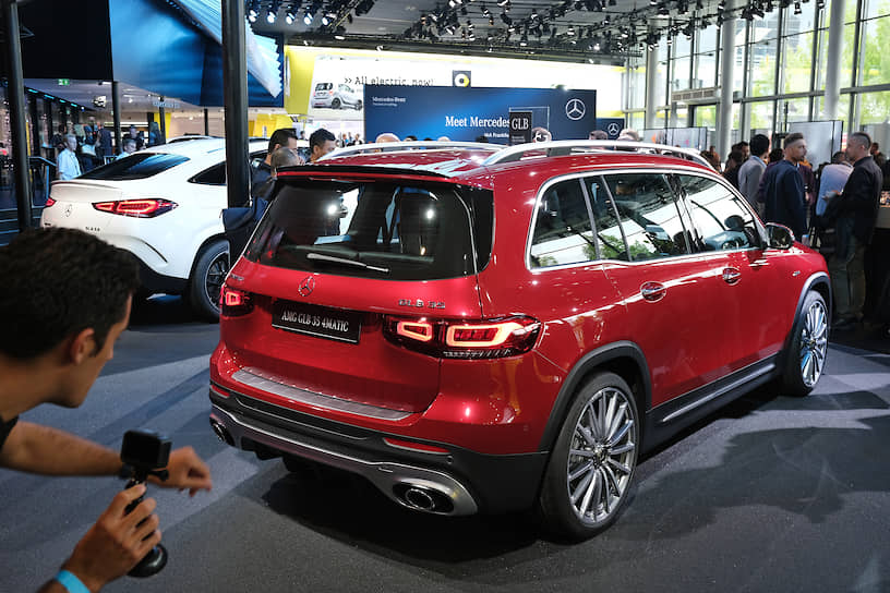 Кроссовер Mercedes-Benz GLB обретает новые модификации с невероятной скоростью. Между премьерой концепт-кара и серийной моделью прошло несколько месяцев и примерно столько же потребовалось марки, чтобы сделать спортивную AMG-версию новинки