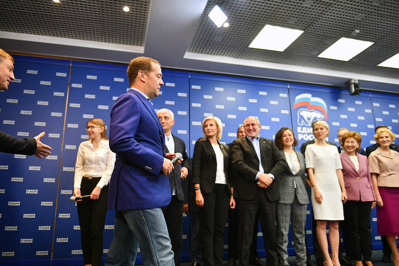 Москва, Россия. Секретарь генсовета партии «Единая Россия» Андрей Турчак (крайний слева) и премьер-министр РФ Дмитрий Медведев во время видеоконференции с региональными отделениями партии