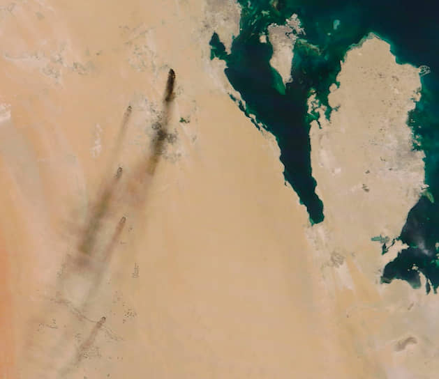 Дым от пожаров после атаки на Saudi Aramco