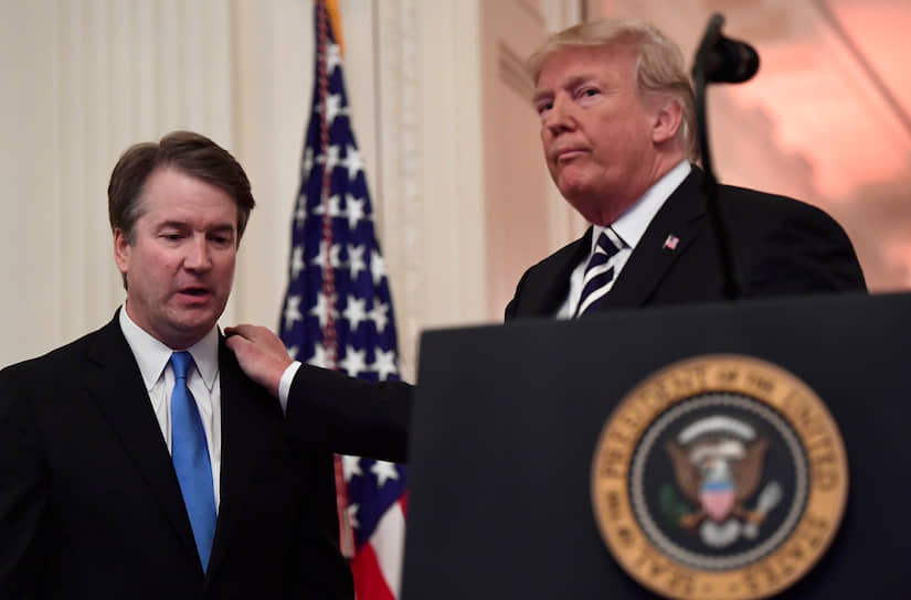 Президент США Дональд Трамп (слева) и член Верховного суда Бретт Кавано 