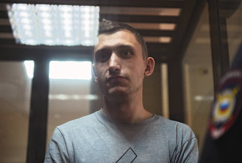 , программист, гражданский активист, 34 года 5 сентября 2019 года признан виновным по ст. 212.1 УК РФ (неоднократное нарушение установленного порядка организации либо проведения собрания, митинга и пр.) и приговорен Тверским судом Москвы к 4 годам колонии общего режима. 24 января 2020 года Владимир Путин поручил проверить законность приговора. 27 января КС вынес определение о необходимости пересмотреть приговор. 2 марта Второй кассационный суд общей юрисдикции поручил Мосгорсуду пересмотреть дело активиста