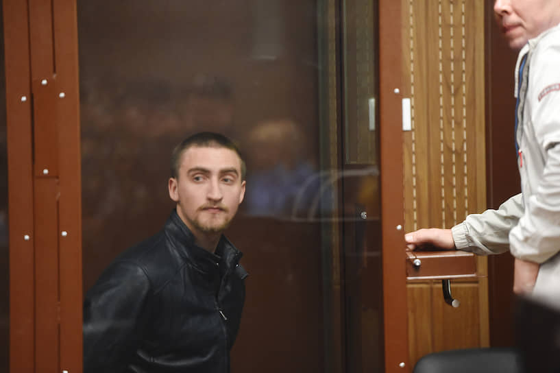 , актер, 23 года 16 сентября 2019 года Тверской суд Москвы признал его виновным в применении насилия, опасного для жизни, в отношении представителя власти (ч. 2 ст. 318 УК РФ) и приговорил к 3,5 годам колонии общего режима. По версии следствия, на акции протеста он при задержании вывихнул плечо сотруднику ОМОНа. Свою вину не признал. 20 сентября Павла отпустили из СИЗО под подписку о невыезде. 30 сентября Мосгорсуд заменил 3,5 года колонии на год условного срока. Защита Павла Устинова намерена обжаловать приговор