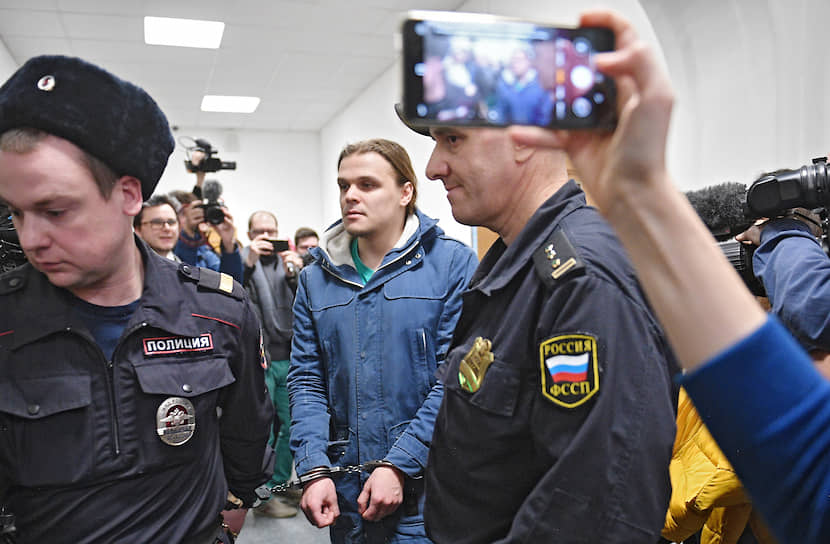 , 30 лет, IT-специалист Задержан 28 ноября по обвинению в применении насилия к представителю власти. По версии следствия, ударил сотрудника Росгвардии секцией металлического ограждения. 24 декабря Мещанский суд приговорил Суровцева к 2,5 годам колонии общего режима