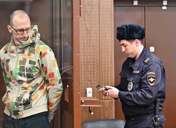 , 32 года, трудоустроен неофициально Был задержан 29 октября и оставлен под стражей. Обвинялся по ч. 1 ст. 318 УК РФ — дважды ударил полицейского кинолога пластиковой бутылкой. Признал вину. 6 декабря приговорен Тверским судом Москвы к штрафу 120 тыс. руб. и отпущен в зале суда