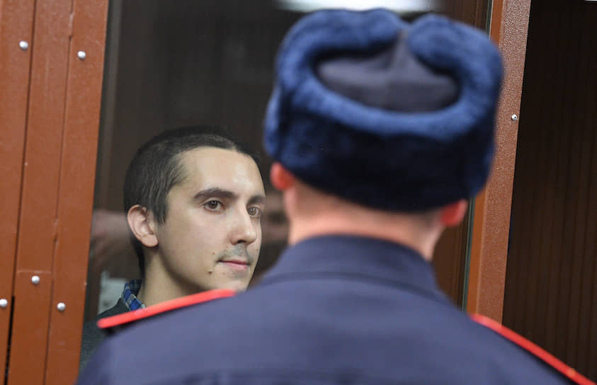 (слева), 27 лет, мерчендайзер Был задержан 14 октября после обыска, оставлен под стражей. Обвинялся по ч.1 ст. 318 УК РФ. По версии следствия, схватил росгвардейца за жилет и «потянул на себя». Вину не признал. 4 декабря в ходе судебного заседания гособвинитель запросил для Емельянова 4 года колонии. 6 декабря Мещанский суд Москвы приговорил его к 2 годам лишения свободы условно