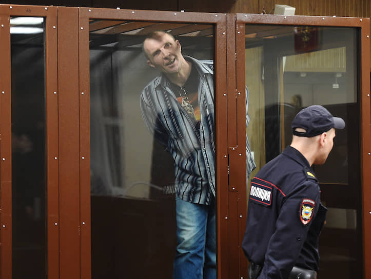 , 47 лет, ремонтник, имеет 4 погашенные судимости Задержан 27 июля. 29 июля отправлен под административный арест на 14 суток. Повторно задержан 30 августа по обвинению в применении насилия, не опасного для жизни и здоровья, к представителям власти (ч. 1 ст. 318 УК РФ) и отправлен в СИЗО. 9 декабря Тверской районный суд Москвы приговорил Эдуарда Малышевского к 3 годам колонии