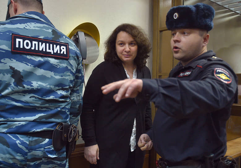 Год: 2018 Кого защищали: руководителя гематологической службы Городской клинической больницы №52 Москвы Елену Мисюрину, обвиненную в оказании услуг, повлекших смерть пациента Кто защищал: тысячи врачей, в числе которых был президент НИИ неотложной детской хирургии и травматологии Леонид Рошаль, представители департамента здравоохранения Москвы Обстоятельства. 25 июля 2013 года Елена Мисюрина провела трепанобиопсию (забор костного мозга) 55-летнему пациенту, страдавшему раком предстательной железы. Вскоре он оказался в частной клинике с диагнозом «острый аппендицит» и был прооперирован. 28 июля мужчина скончался. В январе 2015 года против врача было возбуждено дело ст. 109 ч.1 УК РФ «Причинение смерти по неосторожности». Через год, в связи с истечением срока давности, дело переквалифицировано на ст. 238 ч. 2 п. «в», подразумевавшую умысел нанести тяжкий вред здоровью пациента. В основу обвинения легли показания патологоанатома, который сделал вывод о неправильном проведении трепанобиопсии, повлекшей кровотечение и смерть. 22 января 2018 года Елена Мисюрина была осуждена Черемушкинским райсудом Москвы на два года. Тысячи врачей подписали петицию за освобождение Миссюриной, в суде ее поддерживали коллеги и пациенты. На прениях выступил Леонид Рошаль, который заявил: «Я призываю ее освободить. Пожалуйста, я предлагаю себя посадить вместо нее». Чем закончилось: 5 февраля 2018 года Елена Мисюрина была освобождена Мосгорсудом из СИЗО. 16 марта 2018 года Мосгорсуд отменил приговор Черемушкинского райсуда и вернул дело в прокуратуру. 