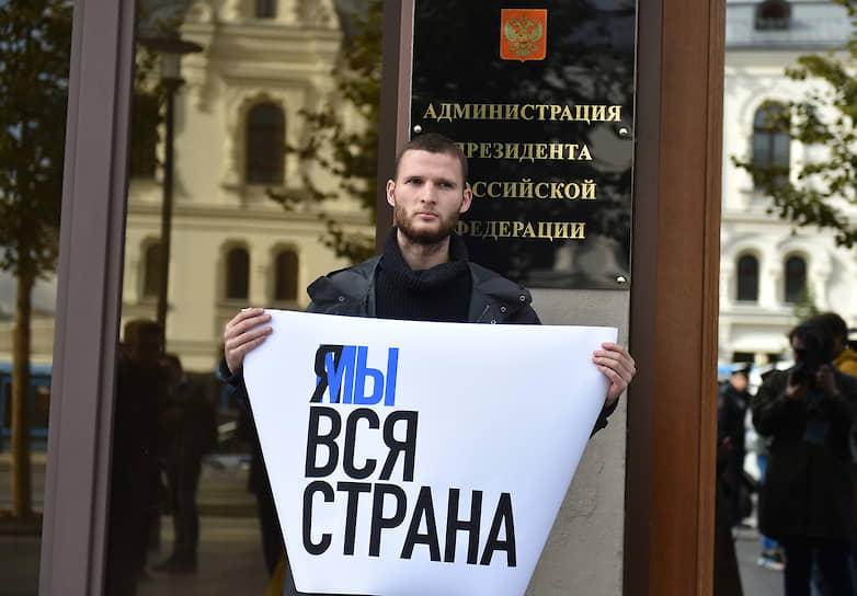 Сам актер утверждает, что попал на акцию протеста случайно и не оказывал сопротивления при задержании 