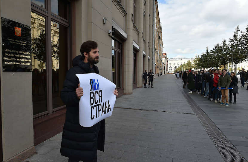 Суд отказался смотреть видеозапись задержания актера Павла Устинова и приобщать ее к делу 