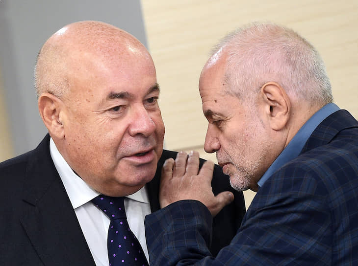 Москва. Специальный представитель президента России по международному культурному сотрудничеству Михаил Швыдкой (слева) и депутат Мосгордумы Евгений Бунимович во время заседания общественного штаба по контролю и наблюдению за выборами по итогам проведения единого дня голосования 