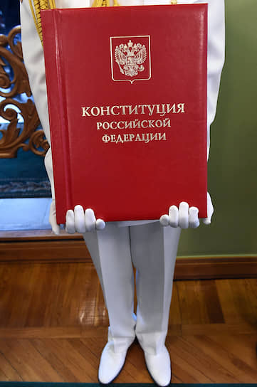 Симферополь, Россия. Военнослужащий группы почетного караула держит Конституцию РФ во время церемонии вступления в должность главы Республики Крым Сергея Аксенова 