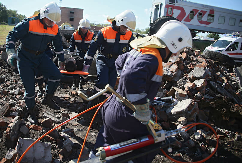 Ростов-на-Дону. Пожарные МЧС России во время учений по проведению спасательной операции при ликвидации взрыва бытового газа в многоквартирном доме 