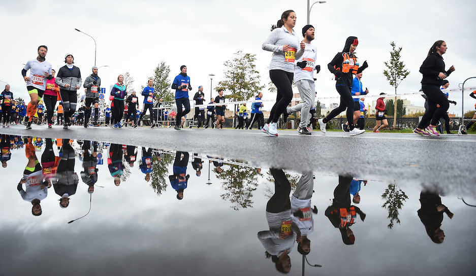 Около половины участников пробежали классическую марафонскую дистанцию в 42 км 195 м 