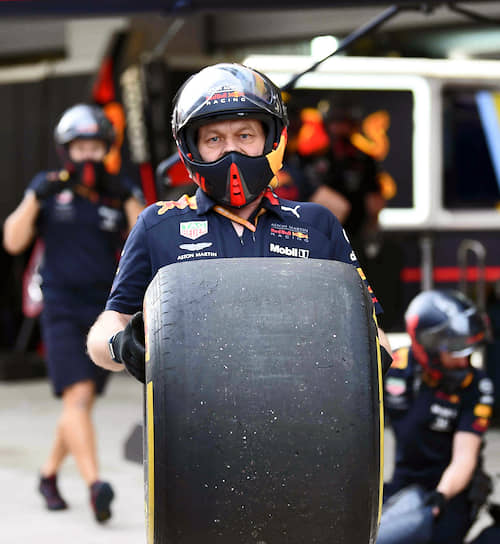 Команда Aston Martin Red Bull Racing во время смены колес 
