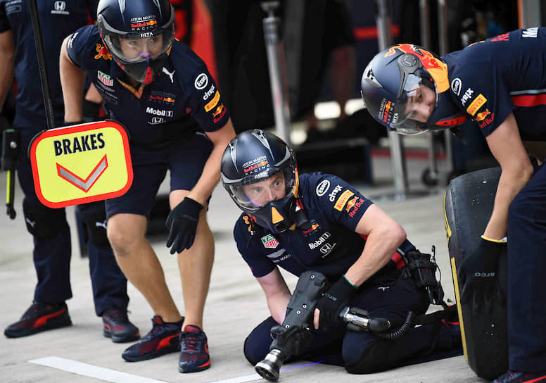 Команда Aston Martin Red Bull Racing во время заезда 