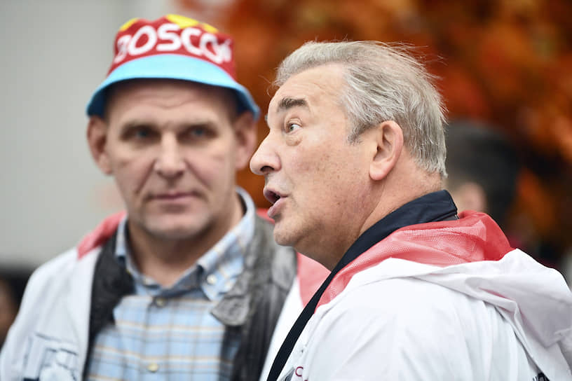 Член комитета Госдумы России по энергетике Александр Карелин (слева) и член комитета Госдумы России по охране здоровья Владислав Третьяк на Киевском вокзале перед отправлением поезда в Калугу на церемонию открытия производственного комплекса Bosco Manufactura
