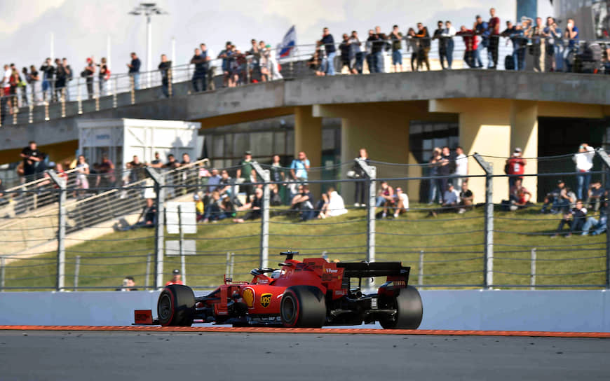 Пилот Ferrari Себастьян Феттель сошел c дистанции из-за технических проблем 