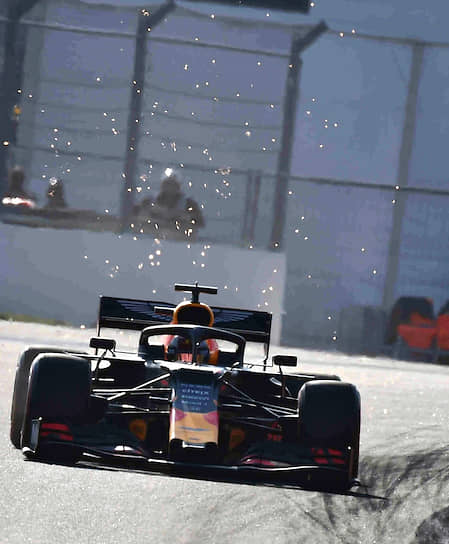 Пилот команды Aston Martin Red Bull Racing Александр Элбон, который занял пятое место 