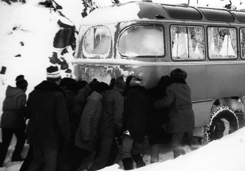 БТА расположен на высоте 2100 м над уровнем моря. Поселок астрономов находится на километр ниже. Их соединяет 16 км горного серпантина, по которому два раза в день ездит вахтовый автобус для сотрудников БТА. Бывало, что зимой снег выпадал выше человеческого роста, автобус нередко застревал и астрономам и инженерам приходилось его толкать. Сейчас таких ситуаций не возникает благодаря оперативной расчистке дороги 