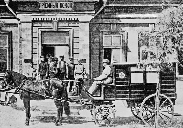 В Российской империи первая станция скорой помощи возникла в 1897 году в Варшаве. В апреле 1898 года две кареты скорой помощи появились в Москве. Экипажи были закуплены на частные пожертвования купчихи Анны Кузнецовой На фото: карета скорой помощи у входа в приемный покой, 1903 год