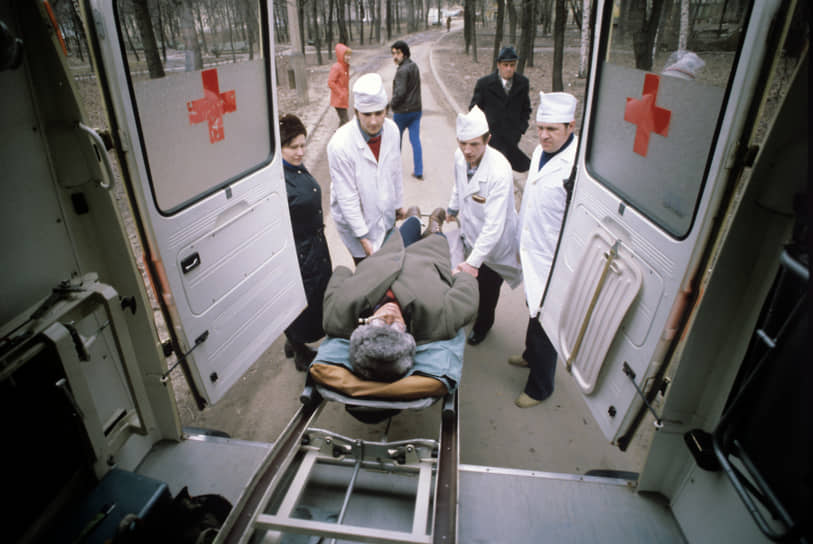 В 1930-1970 годы экстренная внебольничная помощь оказывалась как амбулаторно-поликлиническими учреждениями, так и станциями скорой медицинской помощи На фото: машина скорой помощи с пострадавшим в Республиканском центре по лечению острых отравлений НИИ скорой помощи имени Склифосовского, 1981 год