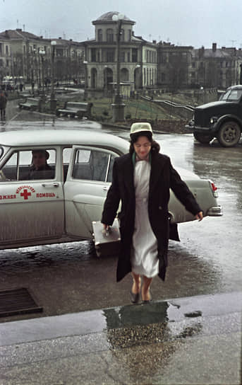 В 1960-х годах в Ленинграде, Москве и других крупных городах СССР появились педиатрические бригады скорой помощи На фото: участковая сестра идет к пациенту, 1962 год