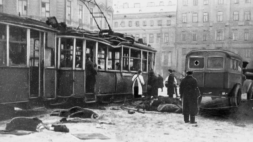 Скорая помощь активно развивалась и в других городах. К 1941 году Ленинградская станция скорой медицинской помощи имела девять подстанций и располагала парком в 200 машин На фото: скорая увозит тела умерших во время блокады Ленинграда
