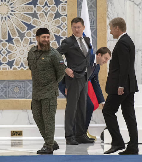 Абу-Даби, ОАЭ. Слева направо: глава Чечни Рамзан Кадыров, министр энергетики РФ Александр Новак, министр экономического развития Максим Орешкин и пресс-секретарь президента России Дмитрий Песков во время визита Владимира Путина