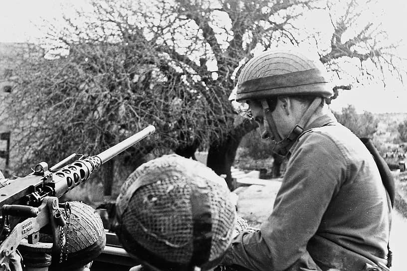 В 1967–1972 годах Биньямин Нетаньяху (на фото справа) служил в элитном диверсионно-разведывательном подразделении израильской армии «Сайерет Маткаль». В эти годы, на которые пришелся всплеск палестинского терроризма, он принимал участие в ряде боевых операций. В частности, в атаке на аэропорт Бейрута (1968) и в операции по освобождению захваченного террористами самолета бельгийской авиакомпании (1972) 
