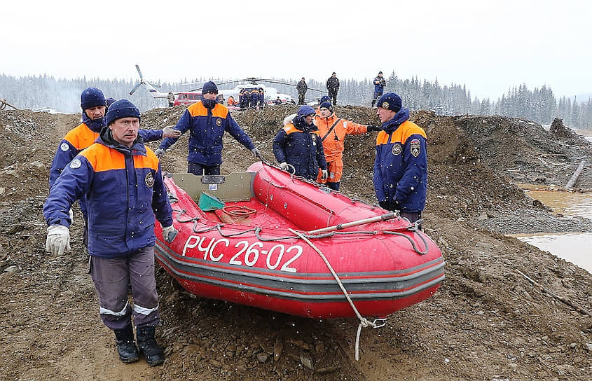 Разрушенные дамбы принадлежат холдингу «Сибзолото», но в реестре Енисейского управления Ростехнадзора не входит. Как сообщили в управлении, объект ведомством не обследовался