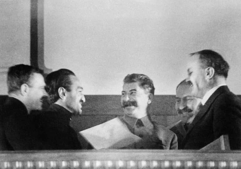21 декабря 1929 года Микоян передал Сталину доклад экономистов о благоприятных перспективах, которые получит советская экономика благодаря американскому кризису (на фото слева направо — А. А. Андреев, А. И. Микоян, И. В. Сталин, Л. М. Каганович, В. М. Молотов) 