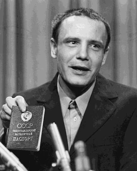 С начала 1960-х годов Буковский принимал активное участие в диссидентском движении в СССР. Был одним из организаторов публичных чтений стихов в Москве 
