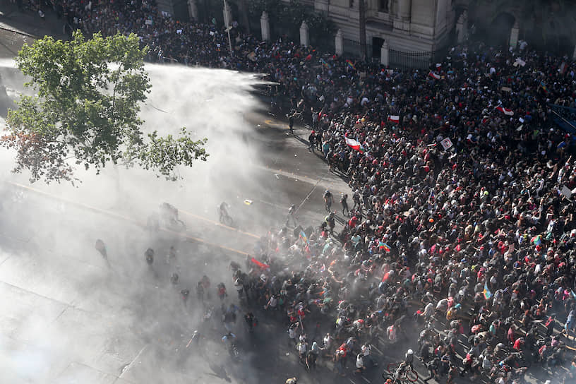 4 ноября в Чили вновь прошли массовые акции протеста. Митингующие начали строить баррикады, полицейские применили против демонстрантов слезоточивый газ и водометы 