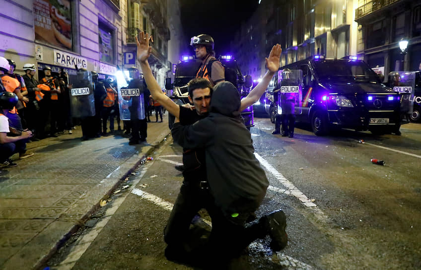 27 октября в столице Каталонии прошла очередная акция протеста, в которой приняли участие около 350 тыс. человек. Митингующие несколько раз блокировали аэропорт Барселоны и железнодорожные вокзалы. 29 октября студенты объявили бессрочную забастовку. Ущерб от митингов, по предварительным данным, превысил €2,5 млн  