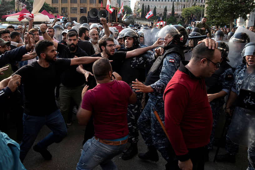 17 октября в   вспыхнули массовые протесты после сообщений о введении в стране новых налогов. В частности, протестующих возмутил налог на использование приложения WhatsApp в размере $6 в месяц 