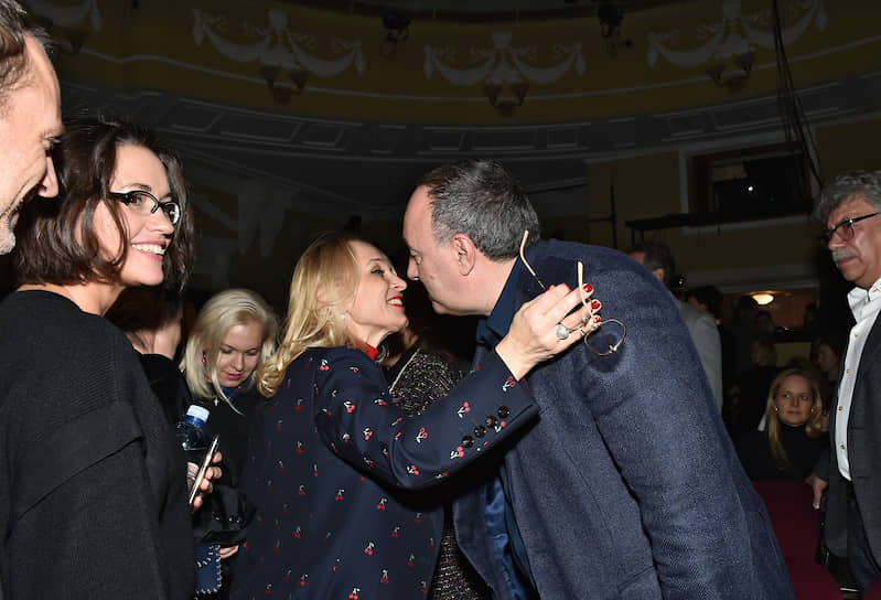 Продюсер Александр Роднянский (второй справа) и Екатерина Моисеева перед спектаклем Максима Диденко «Норма» по роману Владимира Сорокина в театрально-концертном зале «Дворец на Яузе» 