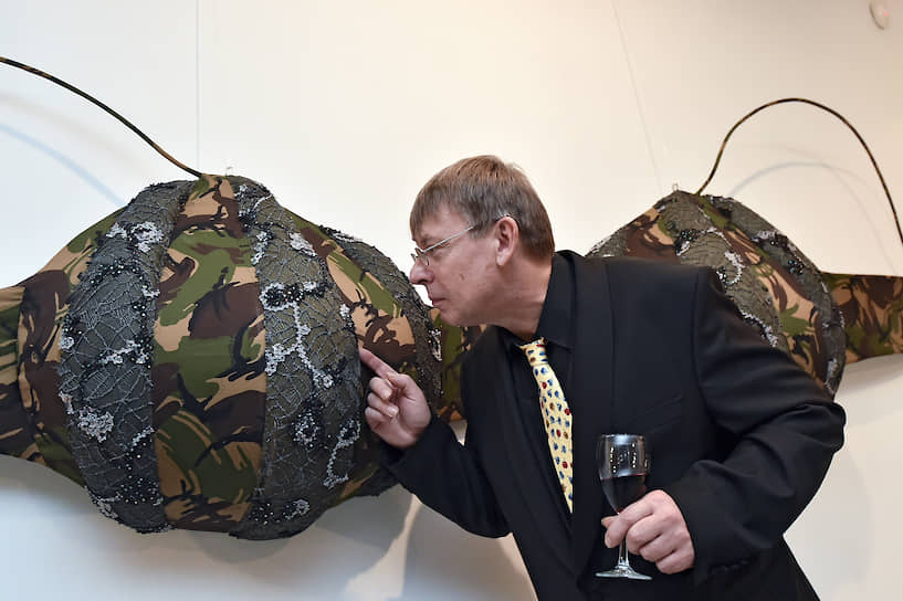 Художник Дмитрий Цветков на церемонии открытия своей выставки Showroom в галерее RuArts 