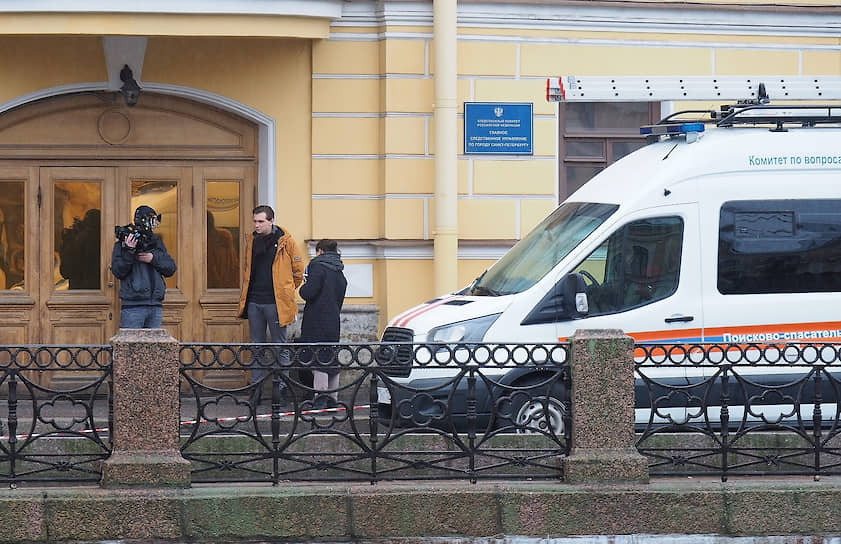 Это не первый случай, когда от действий доцента пострадала девушка. Об угрозах со стороны Олега Соколова еще в 2008 году заявляла одна из его бывших студенток. Девушка утверждала, что была любовницей преподавателя, когда же она решила расстаться с ним, он «избил ее и попытался убить». Она написала заявление в полицию, но до суда дело так и не дошло
