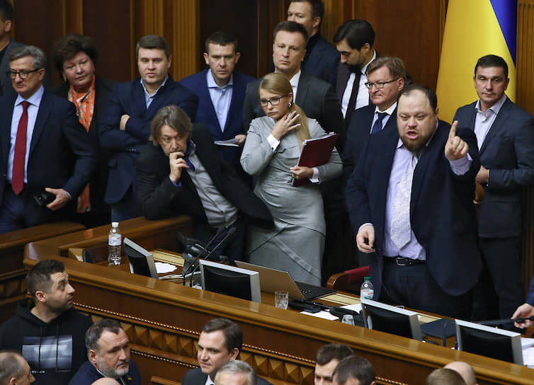 Глава партии «Батькивщина» Юлия Тимошенко (в центре) 