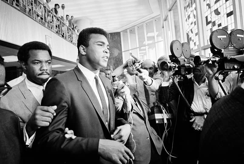 «Я не ссорюсь с этими вьетконговцами» В 1967 году боксер не захотел служить во Вьетнаме из-за религиозных убеждений. За это его лишили титула чемпиона мира в супертяжелом весе. Он был признан виновным в уклонении от призыва, приговорен к пяти годам лишения свободы, штрафу в размере $10 тыс. и запрету заниматься боксом на три года. Однако Али не попал в тюрьму, поскольку его приговор был обжалован