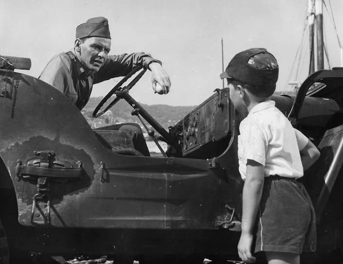 «Это были военные годы, и было великое одиночество» В 1943 году призывная комиссия не взяла музыканта в армию из-за перфорации барабанной перепонки. Однако, по некоторым данным, ФБР провело расследование о его возможно уклонении от службы. После смерти певца были обнародованы документы, в которых говорилось, что Синатра считался «негодным с психиатрической точки зрения». Его эмоциональная нестабильность была скрыта, чтобы избежать «чрезмерных неприятностей»