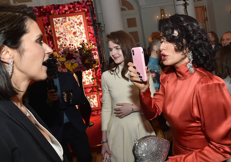 Главный редактор журнала Tatler Ксения Соловьева (слева), генеральный продюсер телеканала «Матч ТВ» Тина Канделаки (справа) с дочерью Меланией (в центре) 