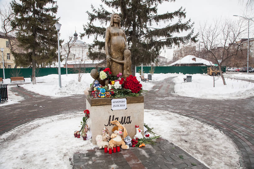 Памятник маме в Тюмени открыт 1 июня 2010 года, когда отмечалось 60-летие Международного дня защиты детей. Скульптор — Петр Старченко. Бронзовый памятник изображает беременную женщину, рядом с которой другие дети. Изначально планировалось установить рядом и фигуру папы, но от этой идеи автор отказался, однако позже на руке женщины появилось обручальное кольцо